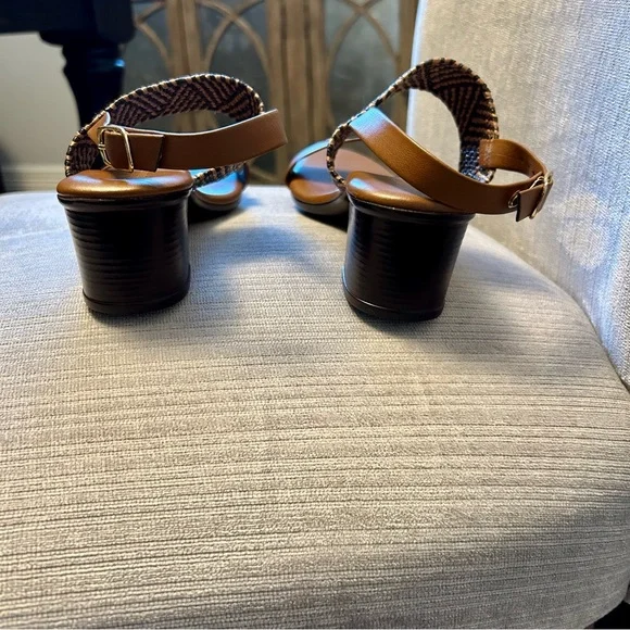 Italian Shoemakers Brown Sandals - Picture 3 of 4